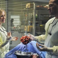Chyler Leigh e Jesse Williams in una scena di Valentine's Day Massacre dalla sesta stagione di Grey's Anatomy