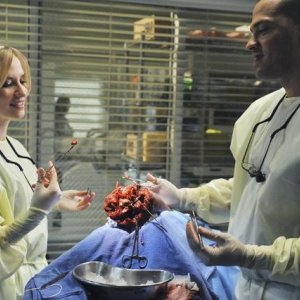 Chyler Leigh e Jesse Williams in una scena di Valentine's Day Massacre dalla sesta stagione di Grey's Anatomy