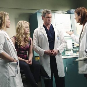Eric Dane, Kate Walsh e Leven Rambin in una scena di Blink dalla sesta stagione di Grey's Anatomy