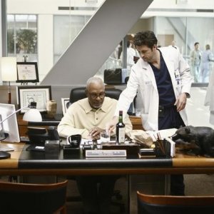 James Pickens Jr. e Patrick Dempsey in una scena di I Like You So Much Better When You're Naked dalla sesta stagione di Grey's Anatomy