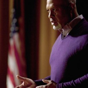 James Pickens Jr. in una scena di The Time Warp, dalla sesta stagione di Grey's Anatomy