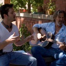 Jeff Bridges si esercita alla chitarra con Scott Cooper nel film Crazy Heart