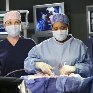 Jessica Capshaw e Chandra Wilson in una scena di Valentine's Day Massacre dalla sesta stagione di Grey's Anatomy