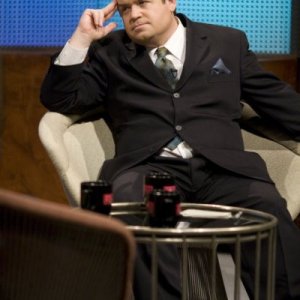 Patton Oswalt in una scena di Gravedancing dalla prima stagione di Caprica