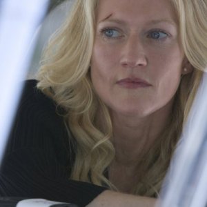 Paula Malcomson in una scena di Gravedancing dalla prima stagione di Caprica