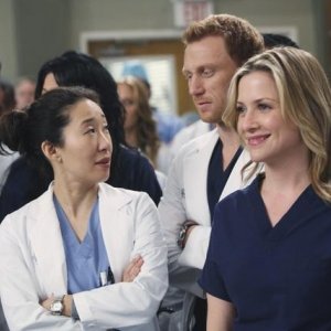 Sandra Oh, Jessica Capshaw e Kevin McKidd in una scena di State of Love and Trust, dalla sesta stagione di Grey's Anatomy