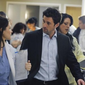 Sarah Drew e Patrick Dempsey in una scena di Valentine's Day Massacre dalla sesta stagione di Grey's Anatomy
