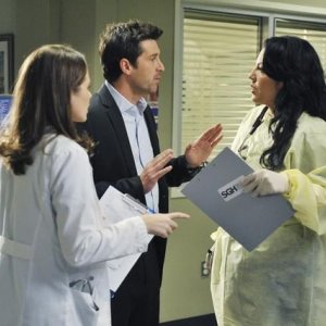 Sarah Drew, Sara Ramirez e Patrick Dempsey in una scena di Valentine's Day Massacre dalla sesta stagione di Grey's Anatomy
