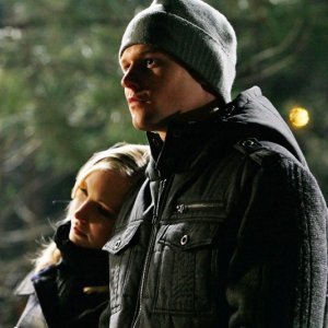 Caroline (Candice Accola) appoggiata dolcemente alla spalla di Matt (Zach Roerig) nell'episodio Fool Me Once
