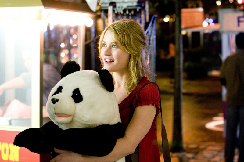 Emilie De Ravin Abbraccia Un Enorme Panda Di Peluches Nel Film Remember Me 146877