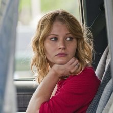 Emilie de Ravin aspetta in auto in un momento del film Remember Me