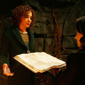Nonna Bennett (Jasmine Guy) e Bonnie (Katerina Graham) durante un rito nell'episodio Fool Me Once