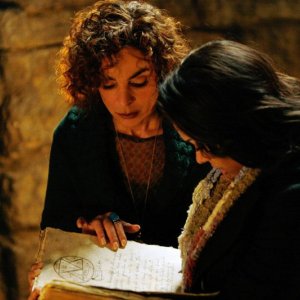 Nonna Bennett (Jasmine Guy) e Bonnie (Katerina Graham) studiano il grimorio nell'episodio Fool Me Once di Vampire Diaries