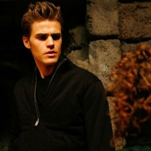 Stefan (Paul Wesley) parla con Nonna Bennett (Jasmine Guy) nell'episodio Fool Me Once di Vampire Diaries