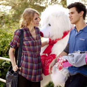 Taylor Swift e Taylor Lautner in una sequenza del film Valentine's Day