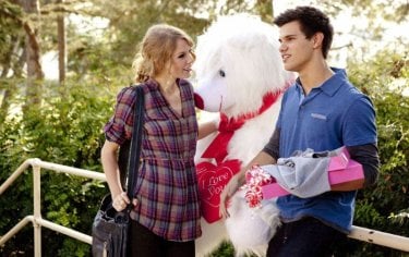 Taylor Swift e Taylor Lautner in una sequenza del film Valentine's Day