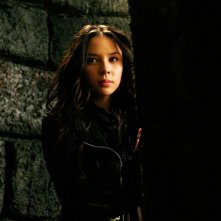 Una scena all'interno della tomba nell'episodio Fool Me Once di Vampire Diaries con Anna (guest star Malese Jow)