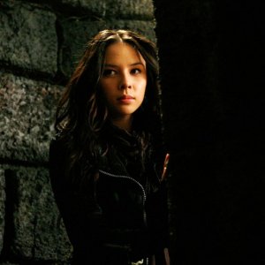 Una scena all'interno della tomba nell'episodio Fool Me Once di Vampire Diaries con Anna (guest star Malese Jow)