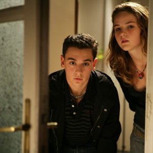 Emanuele Propizio e Chiara Passarelli in un'immagine del film Genitori & figli - Agitare bene prima dell'uso