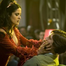 Madame Truska (Salma Hayek) e Darren Shan (Chris Massoglia) nel film Cirque du Freak: The Vampire's Assistant (2009)