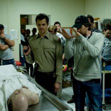 Timothy Olyphant Il Regista Breck Eisner E Parte Della Troupe Durante Le Riprese Del Film The Crazies 146999