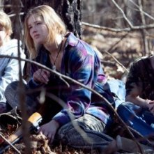 Ashlee Thompson, Jennifer Lawrence, Isaiah Stone in una sequenza di Winter's Bone.