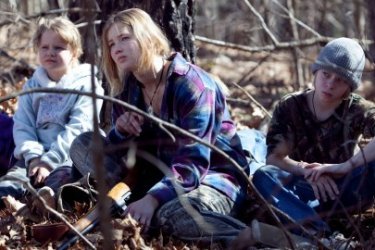 Ashlee Thompson, Jennifer Lawrence, Isaiah Stone in una sequenza di Winter's Bone.