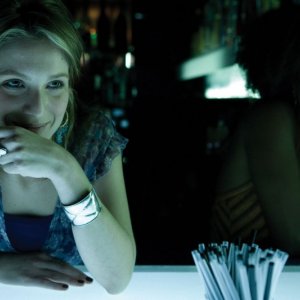 Isabella Ragonese in una scena al bar Aspettando Godard nel film Due vite per caso