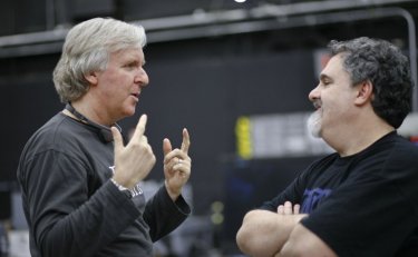 James Cameron parla con Jon Landau sul set di Avatar