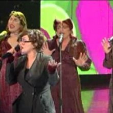 Sanremo 2010, prima serata: Arisa canta Malamorenò accompagnata dalle Sorelle Marinetti