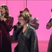 Sanremo 2010, prima serata: Arisa canta Malamorenò con le Sorelle Marinetti