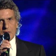 Sanremo 2010, prima serata: Toto Cutugno canta Aeroplani