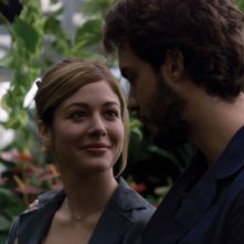 Sarah Felberbaum e Lorenzo Balducci in una scena del film Due vite per caso