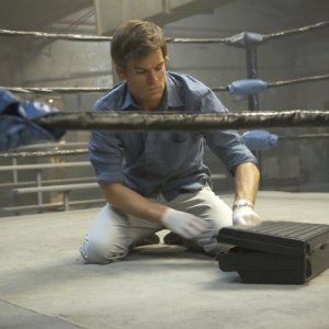 Una scena dell'episodio Remains to be Seen di Dexter con Michael C. Hall