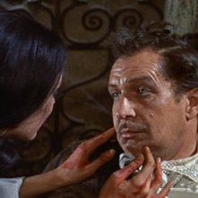 Vincent Price e Barbara Steele in una scena del film Il pozzo e il pendolo ( 1961 )
