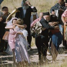 Aleksandar Bercek e Ljiljana Blagojevic in una scena di gruppo del film Promettilo!