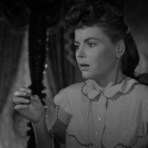 Dorothy McGuire in una scena del film La scala a chiocciola (1946)