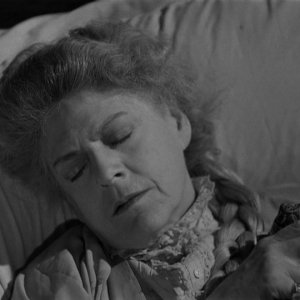 Ethel Barrymore in una scena del film La scala a chiocciola (1946)