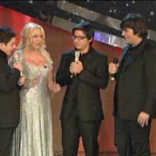 Festival di Sanremo 2010, seconda serata: Antonella Clerici con i tre giovani tenori di 'Ti lascio una canzone'