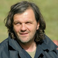 Il regista Emir Kusturica sul set del film Promettilo!