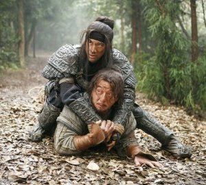 Jackie Chan e Wang Leehom nel film Da bing xiao jiang (Little Big Soldier)