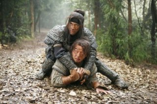 Jackie Chan e Wang Leehom nel film Da bing xiao jiang (Little Big Soldier)