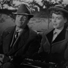 Kent Smith e Dorothy McGuire nel film La scala a chiocciola.