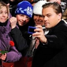 Berlinale 2010: Leonardo DiCaprio interprete di Shutter Island, scatta foto con i fan