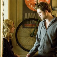 Emilie de Ravin e Robert Pattinson in una sequenza del film Remember Me