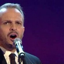 Sanremo 2010, terza serata: Miguel Bosè canta Non ho l'età