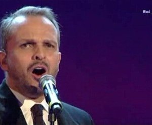 Sanremo 2010, terza serata: Miguel Bosè canta Non ho l'età