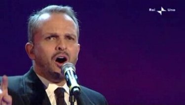 Sanremo 2010, terza serata: Miguel Bosè canta Non ho l'età