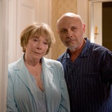 Shirley MacLaine ed Hector Elizondo in una scena del film Appuntamento con l'amore