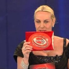 Sanremo 2010, Antonella Clerici con la busta dei tre finalisti